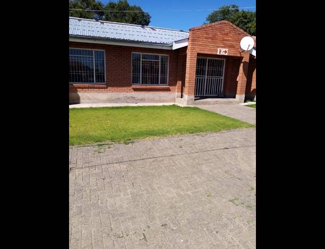 2 BEDROOM TOWNHOUSE FOR SALE IN LADYBRAND